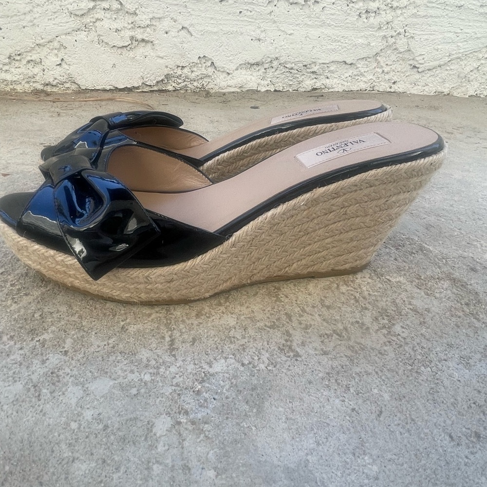 Valentino Garavani Black Patent Bow Peep-Toe Mules - Picture 2 of 3